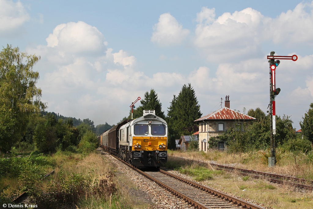 247 026 mit Güterzug am 06.09.2014 in Tittmoning-Wießmühl.