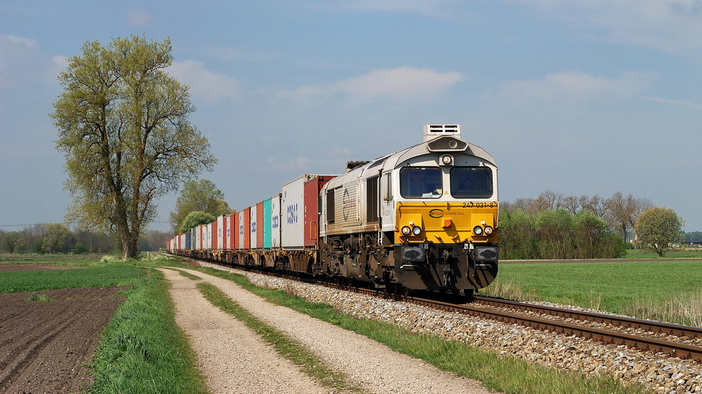 247 031 mit Containerzug vor Altötting (25.04.2014)