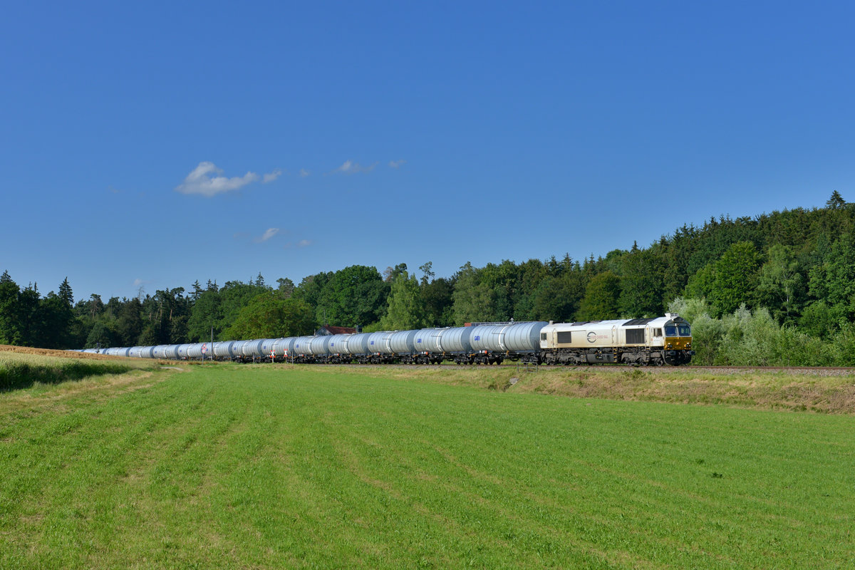 247 031 mit einem Kesselzug am 01.07.2016 bei Kastl. 