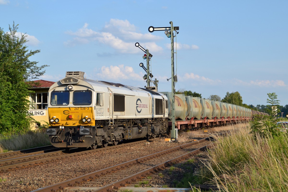 247 038-3 mit einem gemischten Güterzug am 16.07.2014 in Tüßling.