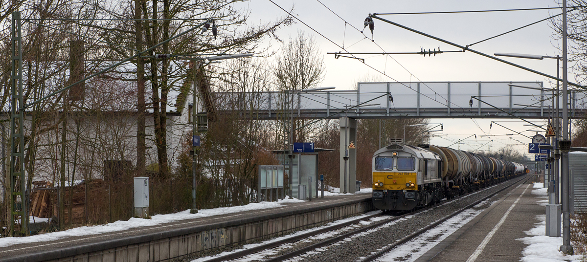 247 038-3 war am trüben 24.01.16 mit ihrem gemischten Güterzug von München-Nord nach Mühldorf in Grub unterwegs.