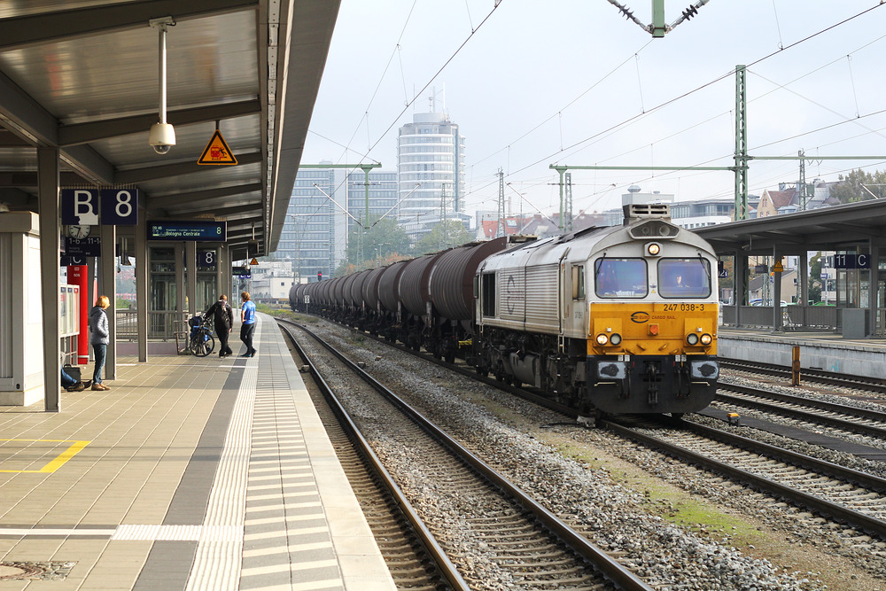 247 038 durchfährt den Bahnhof München Ost mit einem Kesselwagenzug aus Richtung Mühldorf.
Aufnahmedatum: 12. Oktober 2016