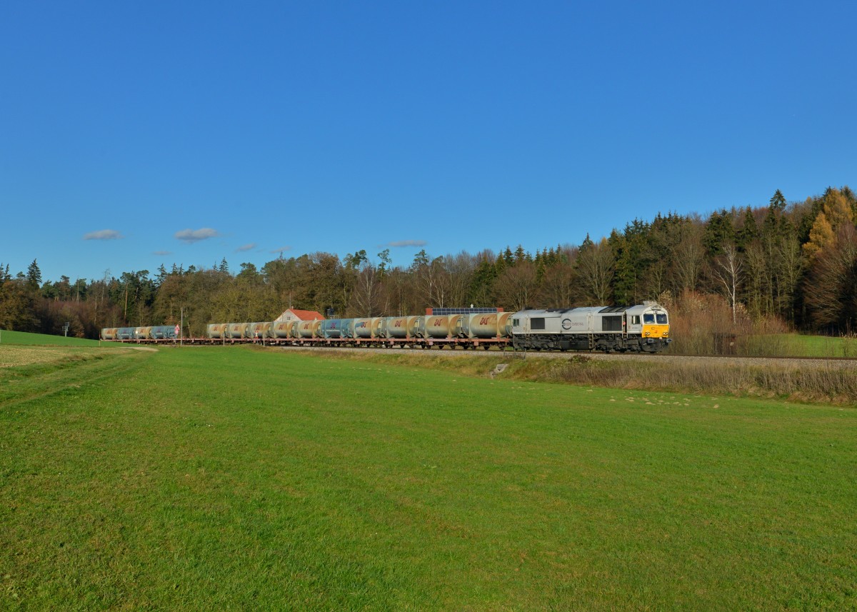 247 038 mit einem Müllzug am 18.11.2015 bei Kastl. 