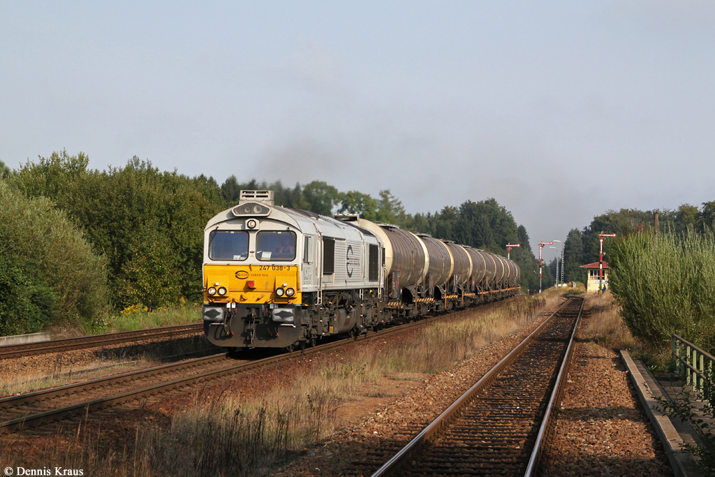 247 038 mit Güterzug am 06.09.2014 in Tüßling.
