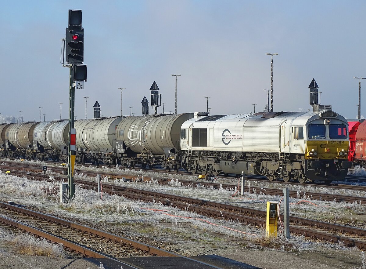 247 039 am 21.12.21 mit einem Kesselwagenzug in Mühldorf.