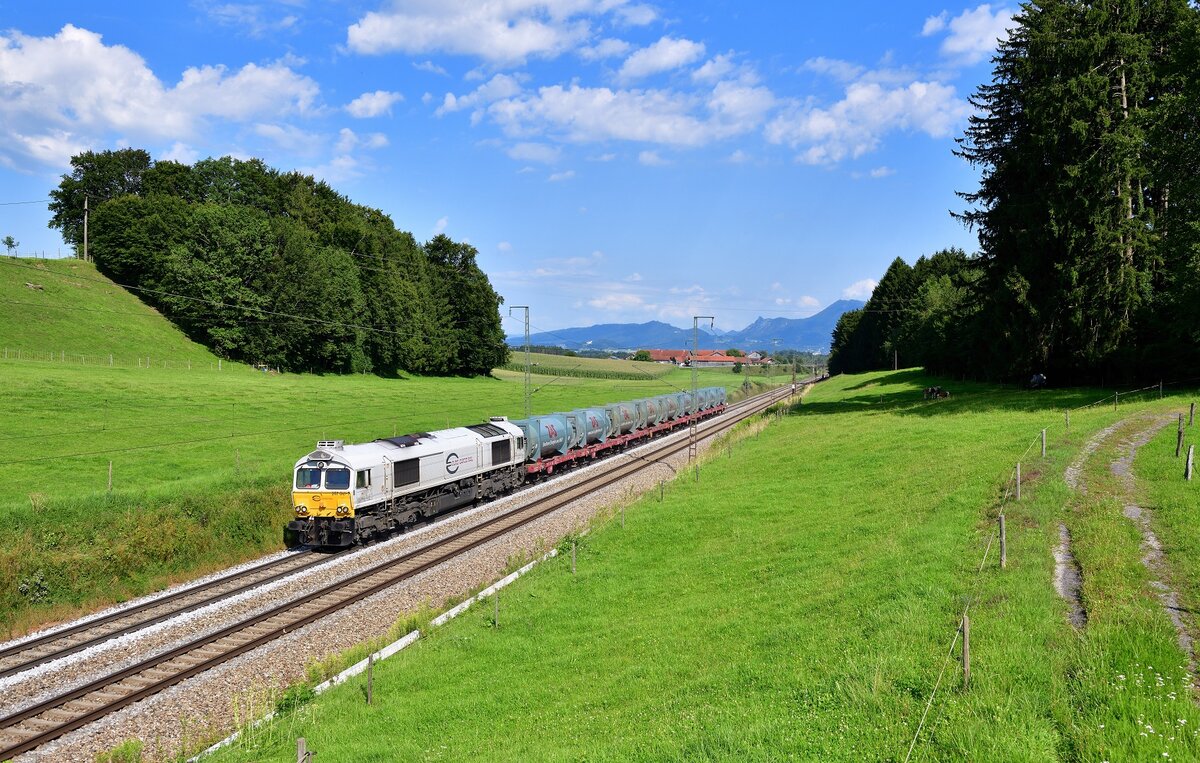 247 041 mit einem Müllzug am 11.08.2021 bei Straß.