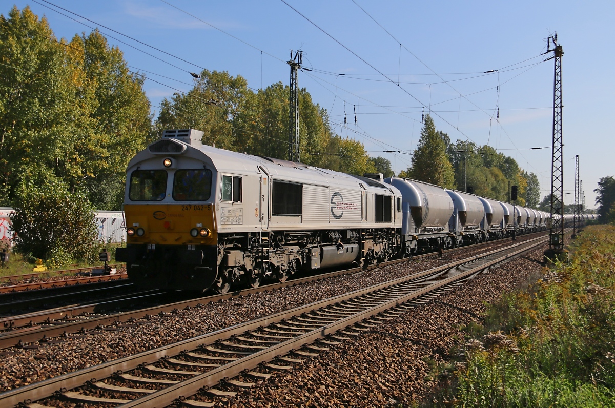 247 042-5 mit Zement-Zug bei der Durchfahrt durch Leipzig-Thekla. Aufgenommen am 03.10.2015.