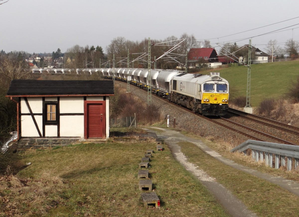 247 042-5 zieht einen leeren Zementzug am 17.03.15 durch Jößnitz.