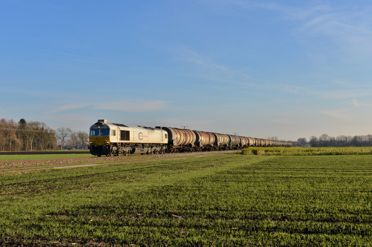 247 043 mit einem Kesselzug am 14.12.2015 bei Altötting. 