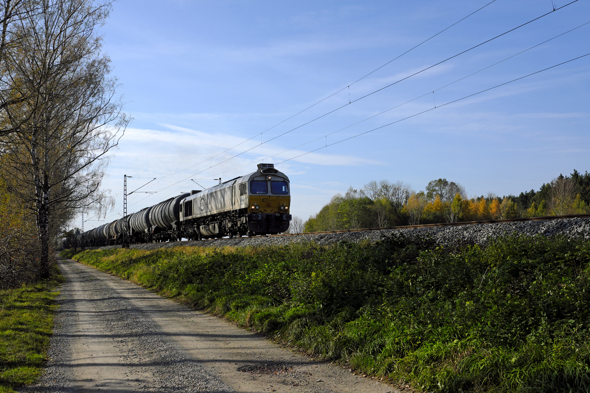 247 044-1 bespannte am 02.11.17 einen Kesselzug von München Nord Rbf nach Mühldorf und wurde damit am Rande Poings fotografiert.