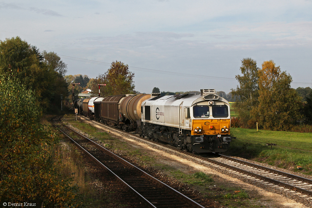 247 044 mit einem gemischten Gterzug am 20.10.2013 in Schwindegg.
