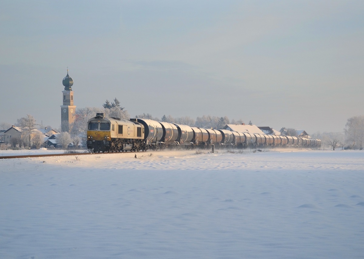 247 044 mit einem Kesselzug am 02.01.2015 bei Heiligenstatt. 