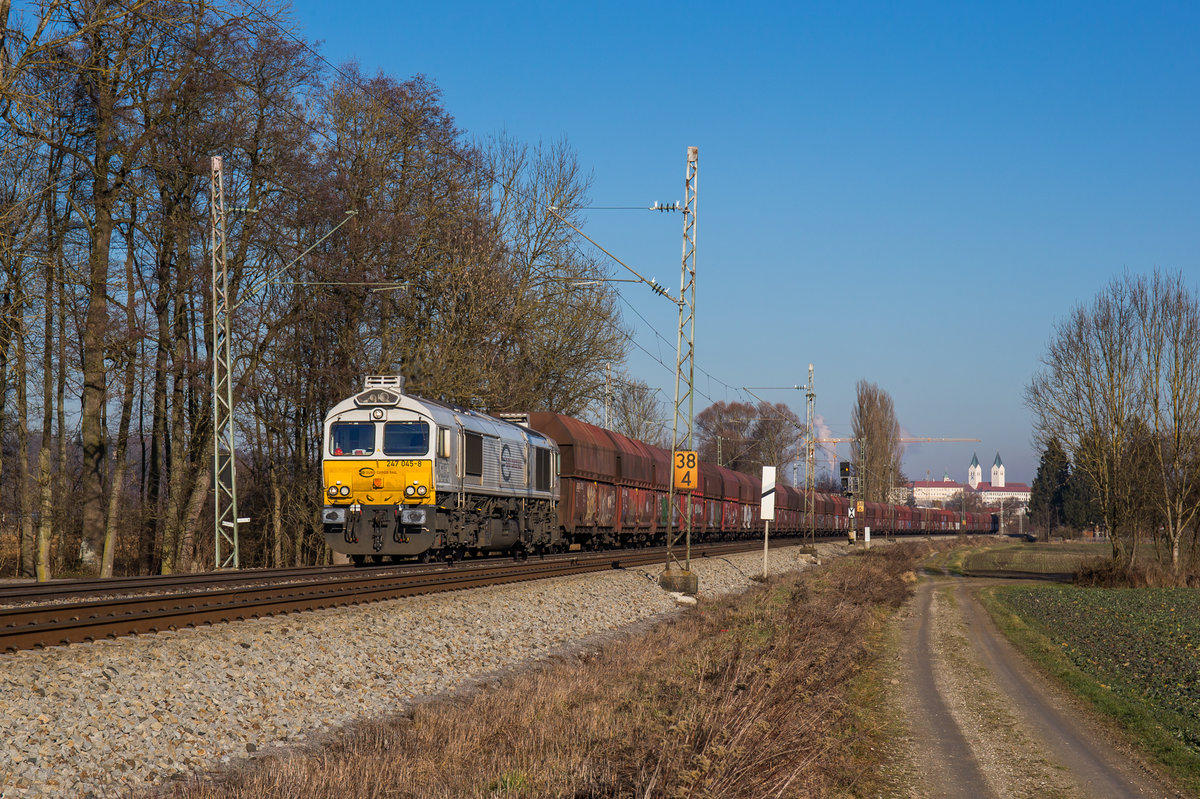 247 045 fährt mit einem Kohlezug bei Freising in Richtung München, aufgenommen am 30. Dezember 2016.