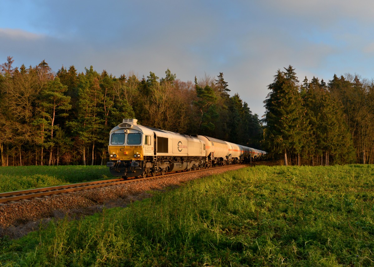 247 046 mit einem Gaskesselzug am 14.12.2015 bei Altötting.