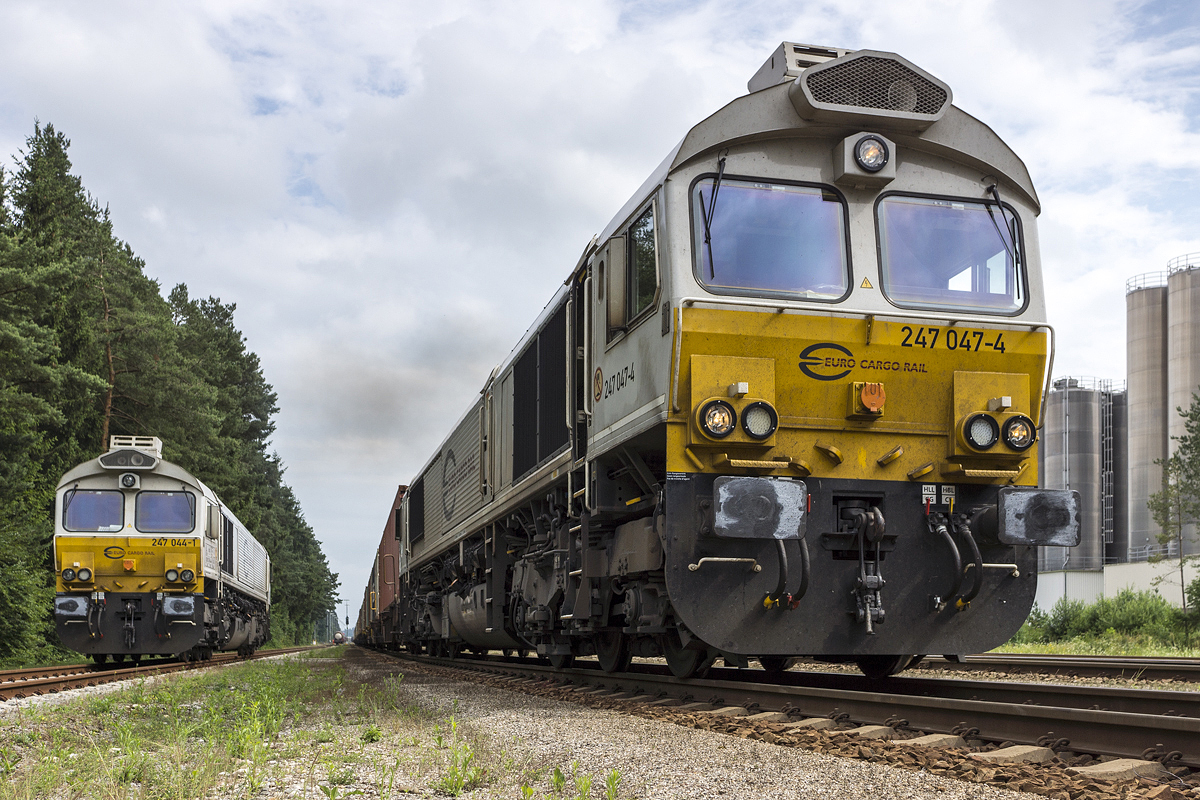 247 047-4 fährt am 20.04.2014 mit einem Containerzug aus dem Bahnhof Kastl (Oberbayern) in Richtung Mühldorf aus. Auf dem Ausziehgleis der Wüst wartet ihre Schwesterlok 247 044-1 auf ihren nächsten Einsatz.

247 047-4
Hersteller: GM-EMD
Fabriknummer: 20068864-047
Baujahr: 2008
Abnahmedatum: 26.11.2010
Erst-Bw: Oberhausen-Osterfeld Süd
UIC-Nr.: 92 80 1266 447-2 D-DB
Betreibernr. z.Z.d. Aufnahme: 247 047-4
EBA-Nr.: EBA 07A18A 047
Eigentümer z.Z.d. Aufnahme: Euro Cargo Rail, Paris
Radsatzfolge: Co'Co'
Vmax (km/h): 120
Leistung (kW): 2.420
Anfahrzugkraft (kN): 467
Dienstmasse (t): 130
Radsatzfahrmasse max. (t): 22
LüP (mm): 21.349

247 044-1
Fabriknummer: 20068864-026
UIC-Nr.: 92 80 1266 444-9 D-DB
Betreibernr. z.Z.d. Aufnahme: 247 044-1
EBA-Nr.: EBA 07A18A 044
sonstige Daten w.o.