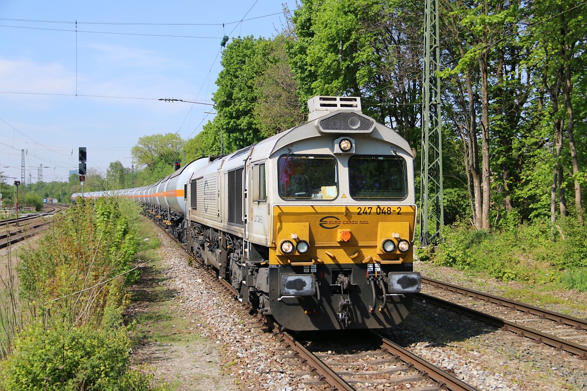 247 048 dröhnt mit einem Kesselwagenzug durch München-Riem in Richtung Rbf. Aufgenommen am 25.04.2014.