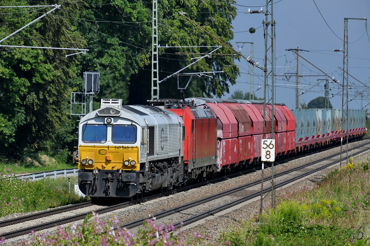 247 049-0 und 185 067-6 ziehen einen Müllzug, so gesehen Mitte August 2020 in der Nähe von Strass.