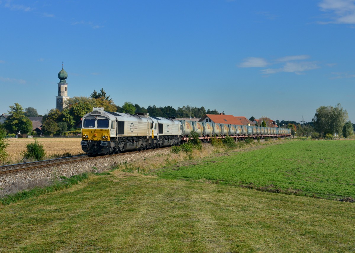 247 050 + 247 053 mit einem Müllzug am 02.10.2015 bei Heiligenstatt. 