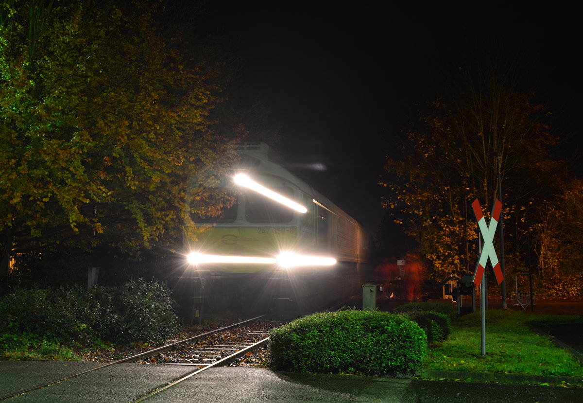 247 050-8 rangierte recht zügig über den BÜ zum Trafowerk wo die für die ursprünglich  geplante Br232 den Trafozug GC62338 Rheydt Geneiken - Krefeld Linn übernahm. Der Trafozug war eine Lademaßüberschreitung Dora weshalb er nur Nachts fahren darf.

Mönchengladbach 12.11.2017