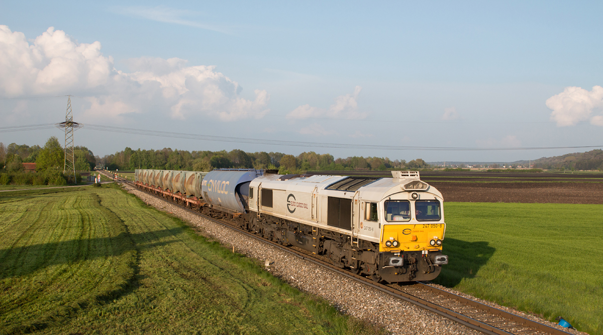 247 050-8 war am Abend des 05. Mai 2017 mit einem Müllzug aus Kastl nach Mühldorf betraut und wurde so mit diesem in Heiligenstatt fotografiert.