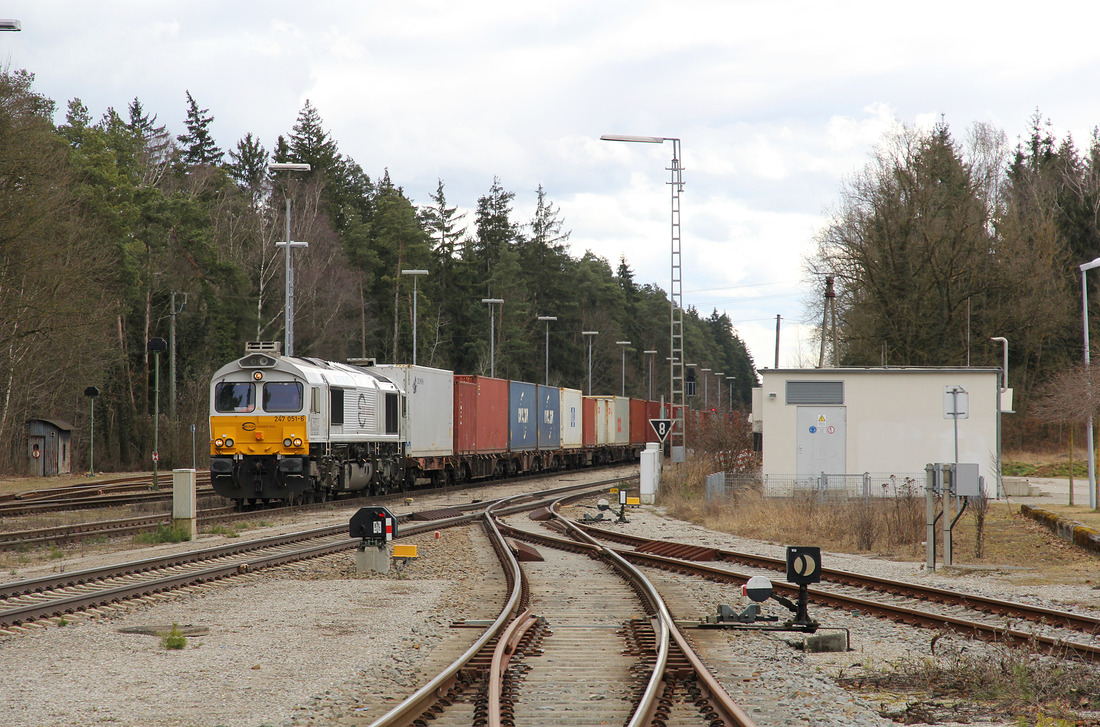247 051 steht abfahrbereit mit einem Containerzug aus dem KombiTerminal Burghausen im Bahnhof Kastl (Oberbayern).
Aufnahmedatum: 1. März 2017