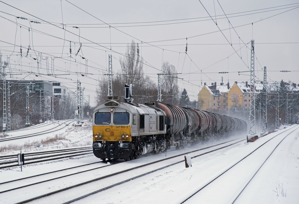 247 053 mit einem Kesselwagenzug aus Mühldorf Richtung Laim.München-Heimeranplatz 16.1.2016.