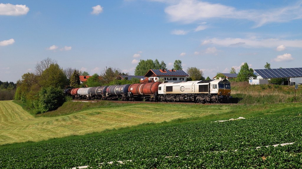 247 056 mit Kesselzug vor Pirach (25.04.2014)