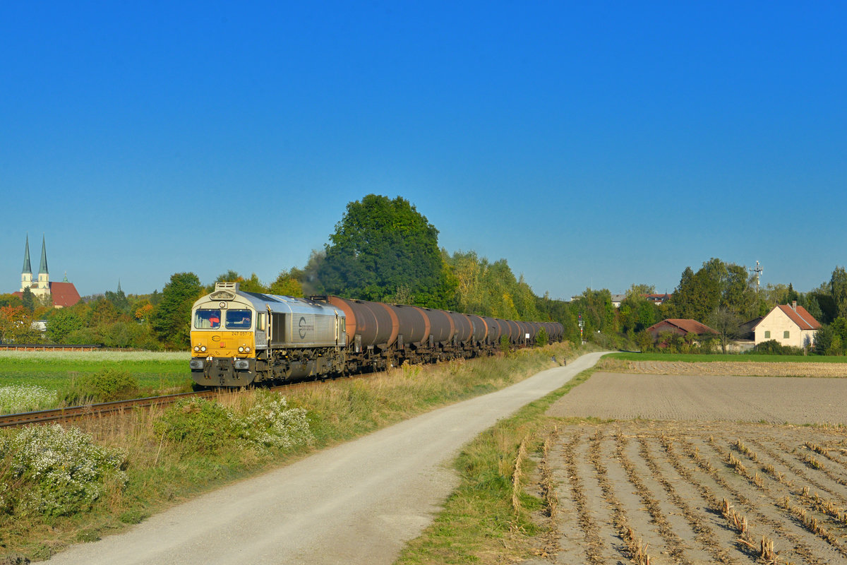 247 057 mit einem Kesselzug am 02.10.2015 bei Altötting. 