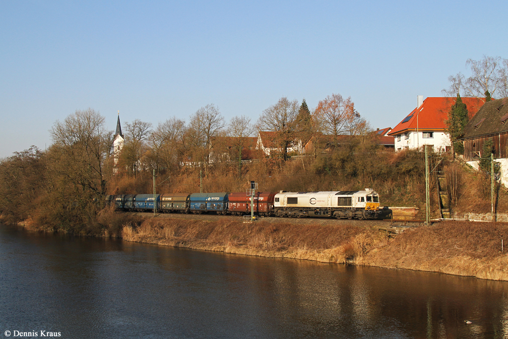 247 057 mit Güterzug am 19.03.2015 bei Moosburg.