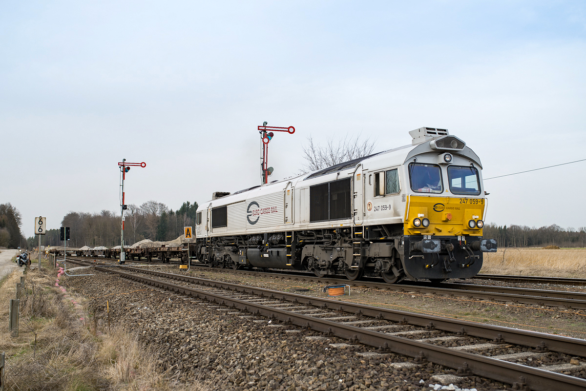 247 059-9 hat mit ihrem Zug soeben den Baustellenbereich verlassen und fährt am 22.02.2016 in den Bahnhof Tüssling ein. Die Strecke Mühldorf - Tüssling wird zweigleisig ausgebaut. Noch stehen die alten Formsignale aber sie werden im Zuge des Streckenausbaus neuen Ks-Signalen weichen müssen.

Hersteller: GM-EMD
Fabriknummer: 20068864-059
Baujahr: 2008
Abnahmedatum (DB): 10.12.2010
Erst-Bw: Mühldorf
UIC-Nr.: 92 80 1266 459-7 D-DB
Betreibernr. z.Z.d. Aufnahme: 247 059-9
EBA-Nr.: EBA 07A18A 059
Eigentümer z.Z.d. Aufnahme: Euro Cargo Rail, Paris
Radsatzfolge: Co'Co'
Vmax (km/h): 120
Leistung (kW): 2.420
Anfahrzugkraft (kN): 467
Dienstmasse (t): 130
Radsatzfahrmasse max. (t): 22
LüP (mm): 21.349 
