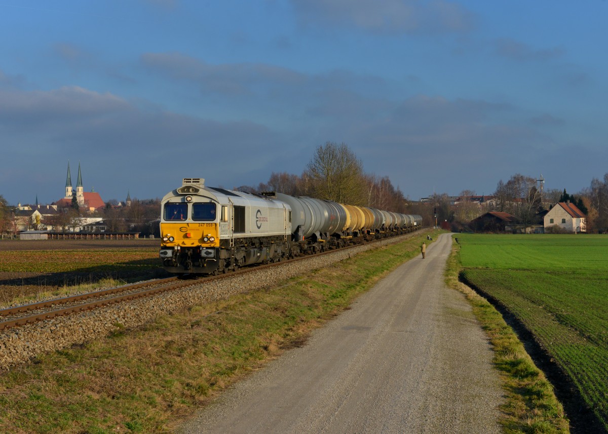 247 059 mit einem Kesselzug am 14.12.2015 bei Altötting. 
