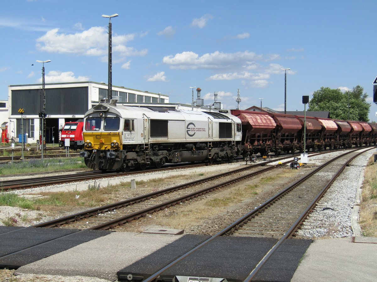 247 (277) 050 am 16.06.17 mit einem Güterzug bei der Einfahrt in den Gbf Mühldorf.