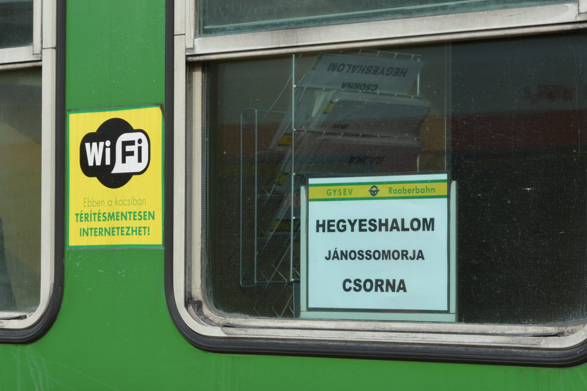 247 508 GySEV Raaberbahn - am 26.10.2017 im Bahnhof von Hegyeshalom(Gr) - free WiFi in allen Zügen