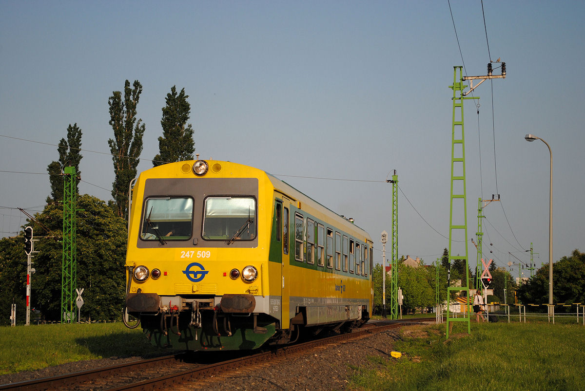 247 509 als Regionalzug nach Wiener Neustadt bei der Ausfahrt aus ...