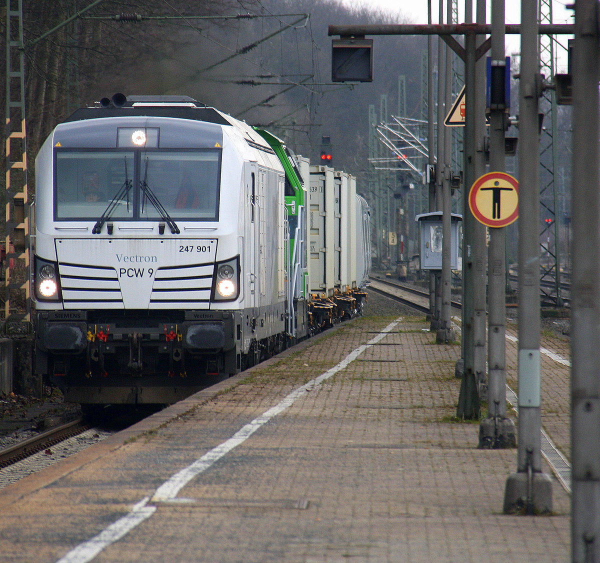 247 901 von Siemens kommt aus Richtung Rheydt,Wickrath,Beckrath,Herrath,Erkelenz,Baal,Hückelhoven-Baal,Brachelen,Lindern,Süggerrath,Geilenkirchen,Frelenberg,Zweibrüggen,Übach-Palenberg,Rimburg,Finkenrath,Hofstadt,Herzogenrath, Kohlscheid,Richterich,Laurensberg und fährt durch Aachen-West mit einer rangierlok einem englischer Triebwagen nach Aachen-Talbot in Richtung Aachen-Schanz,Aachen-Hbf,Aachen-Rothe-Erde.
Aufgenommen vom Bahnsteig in Aachen-West.
Bei Regenwolken am Nachmittag vom 24.3.2016.