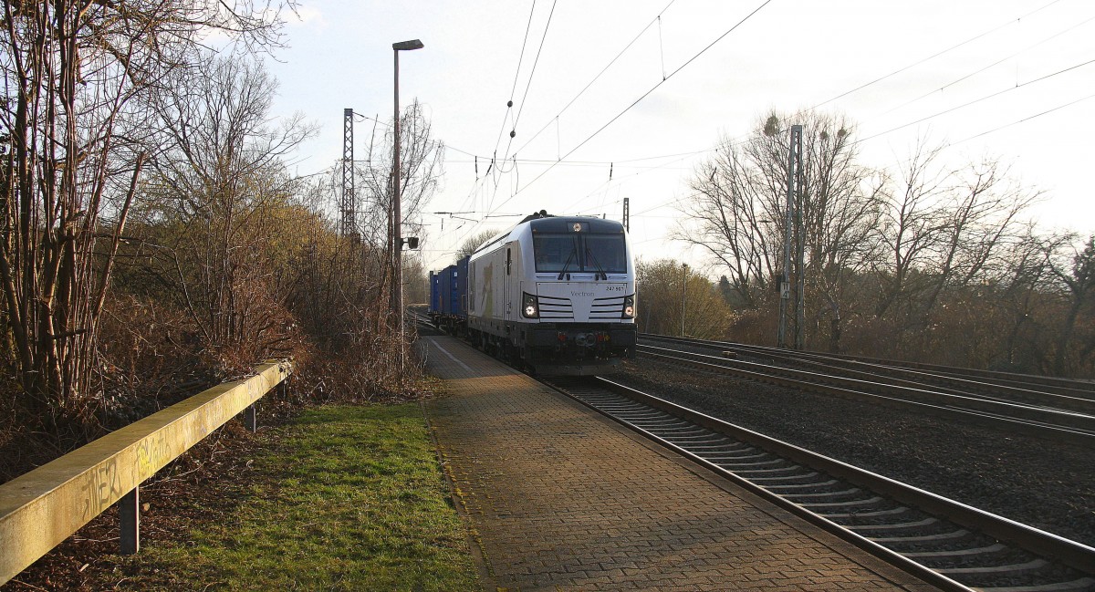 247 901 von Siemens kommt durch Kohlscheid aus Richtung Aachen-West,Laurensberg,Richterich mit drei Containerwargen aus England nach Wegberg und fährt in Richtung Herzogenrath.
Bei Schönem Sonnenschein am Nachmittag vom 6.3.2015.