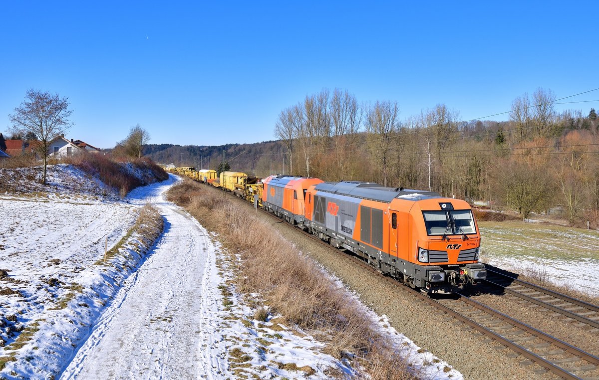 247 902 + 2016 906 mit einem Bauzug am 14.02.2021 bei Seestetten.