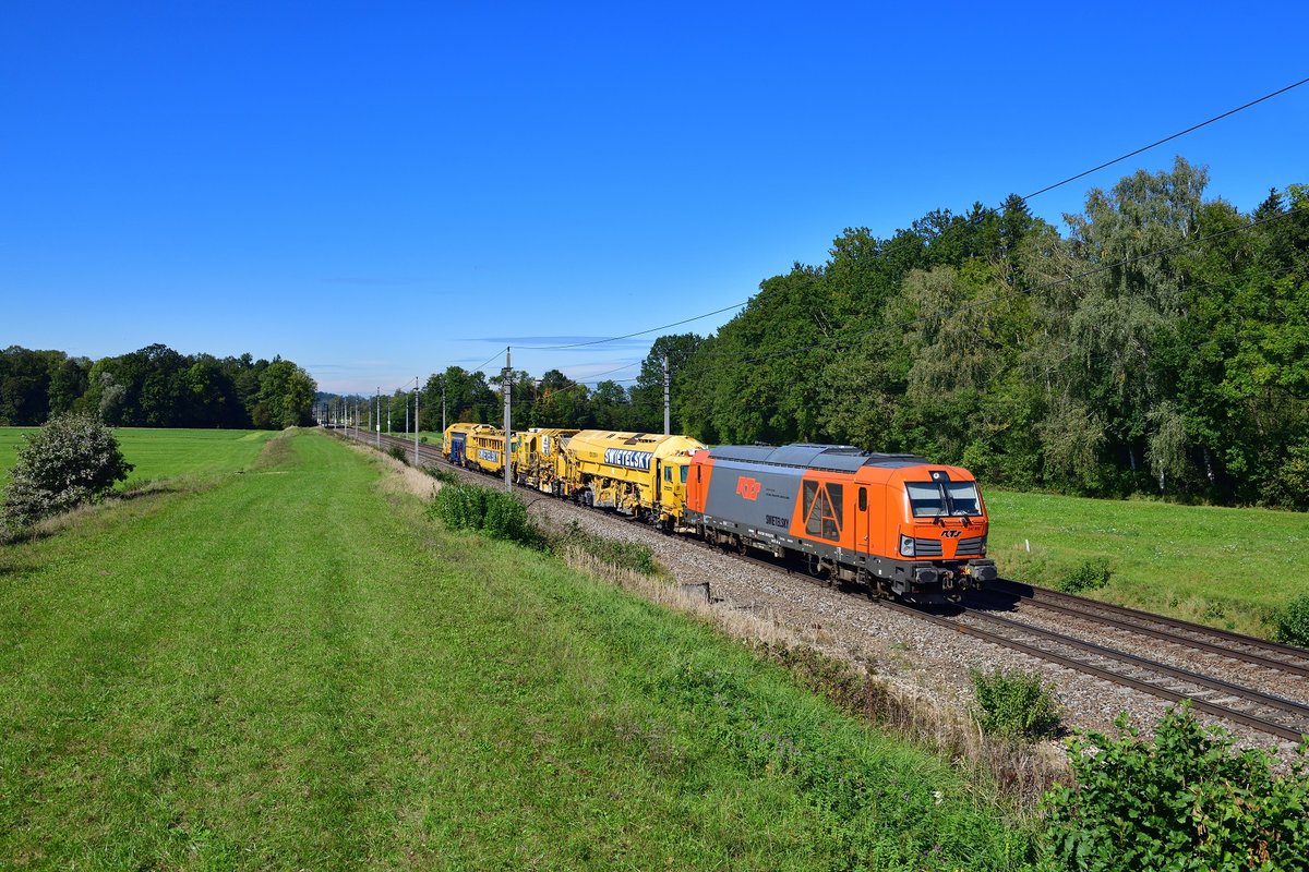 247 902 mit einem Bauzug am 01.10.2019 bei Andorf.