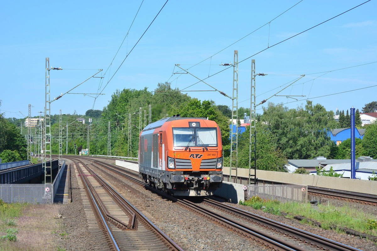 247 902 von RTS kam am 16.05.2020 Lz durch SOnnborn gen Norden gefahren. Leider ist die Folie bereits arg beschädigt.

Wuppertal Sonnborn 16.05.2020