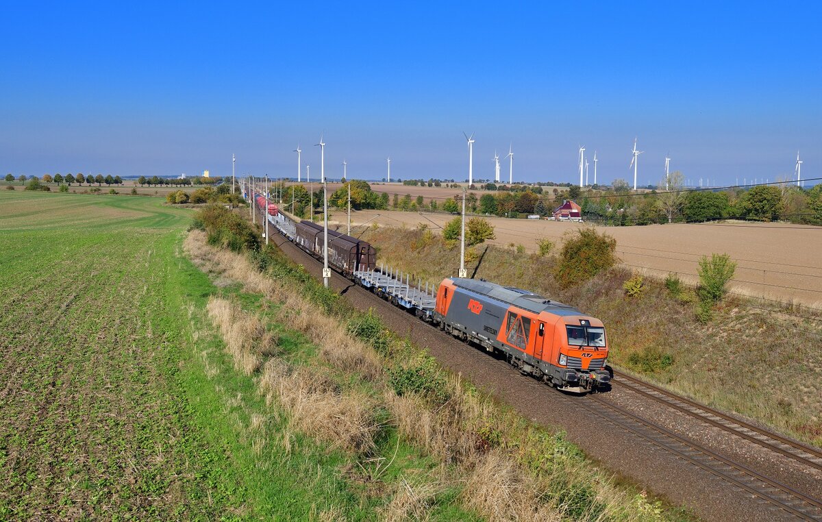 247 903 mit einem Güterzug am 30.09.2022 bei Ovelgünne.