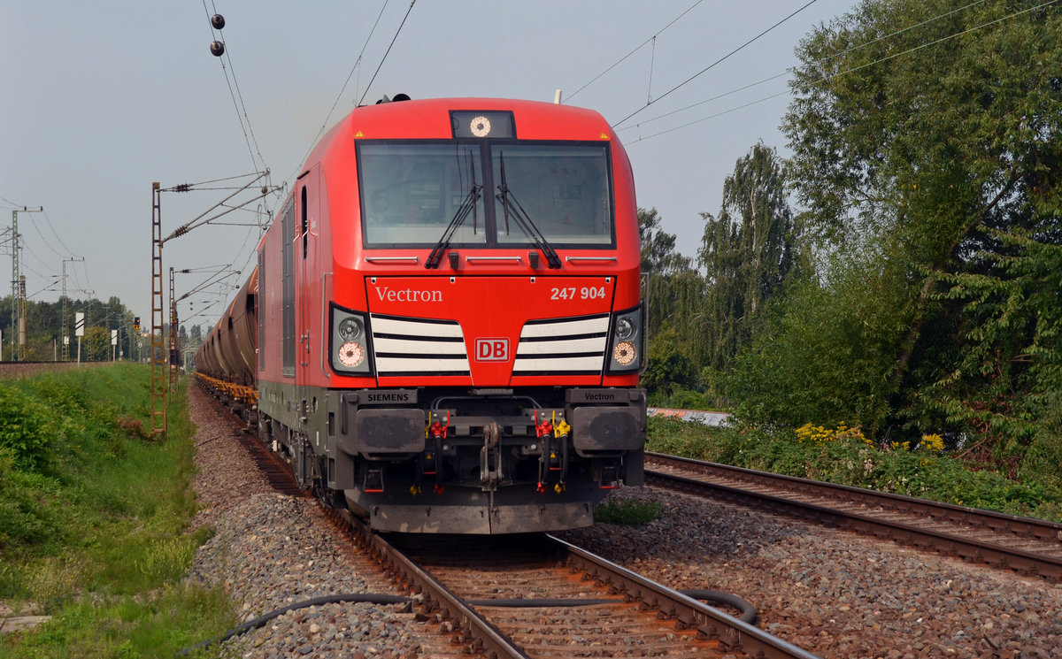 247 904 führte am 27.08.17 ihren Kalkzug von Buna nach Blankenburg durch Halle-Rosengarten Richtung Rbf. Fotografiert vom Bahnsteigende.