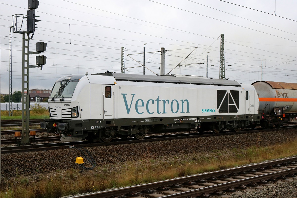 247 908  Debbie  (Siemens Vectron) als Kesselzug durchfährt den Bahnhof Bitterfeld auf Gleis 4. [24.9.2017 | 15:45 Uhr]