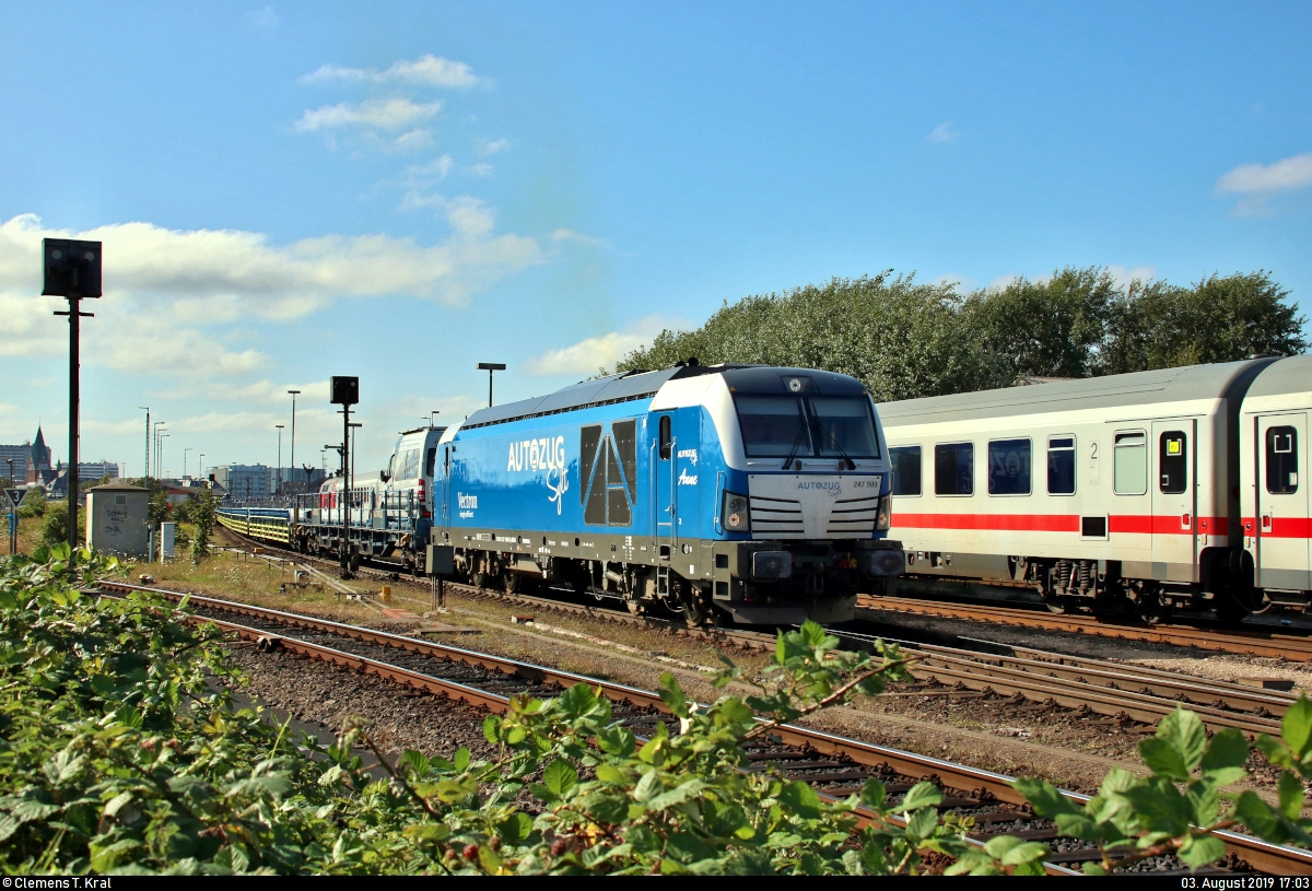 247 909-5  Anne  (Siemens Vectron) der Siemens Mobility GmbH, vermietet an die RDC Autozug Sylt GmbH (Railroad Development Corporation (RDC)), als Autozug nach Niebüll verlässt den Startbahnhof Westerland(Sylt).
Aufgenommen vom BÜ Königskamp.
[3.8.2019 | 17:03 Uhr]