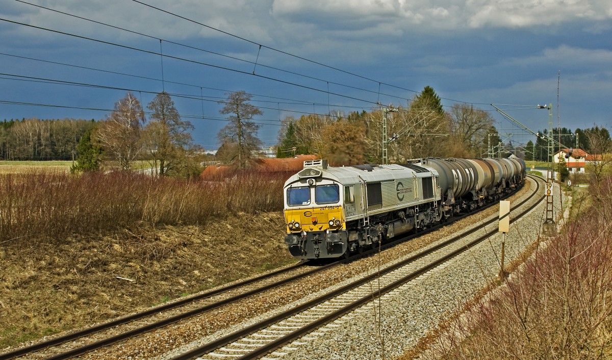 247.054 hat am Nachmittag des 16.04.13 den Bahnhof Markt Schwaben verlassen und bewegt sich mit ihren Kesselwagenzug auf die Landeshauptstadt M�nchen zu.