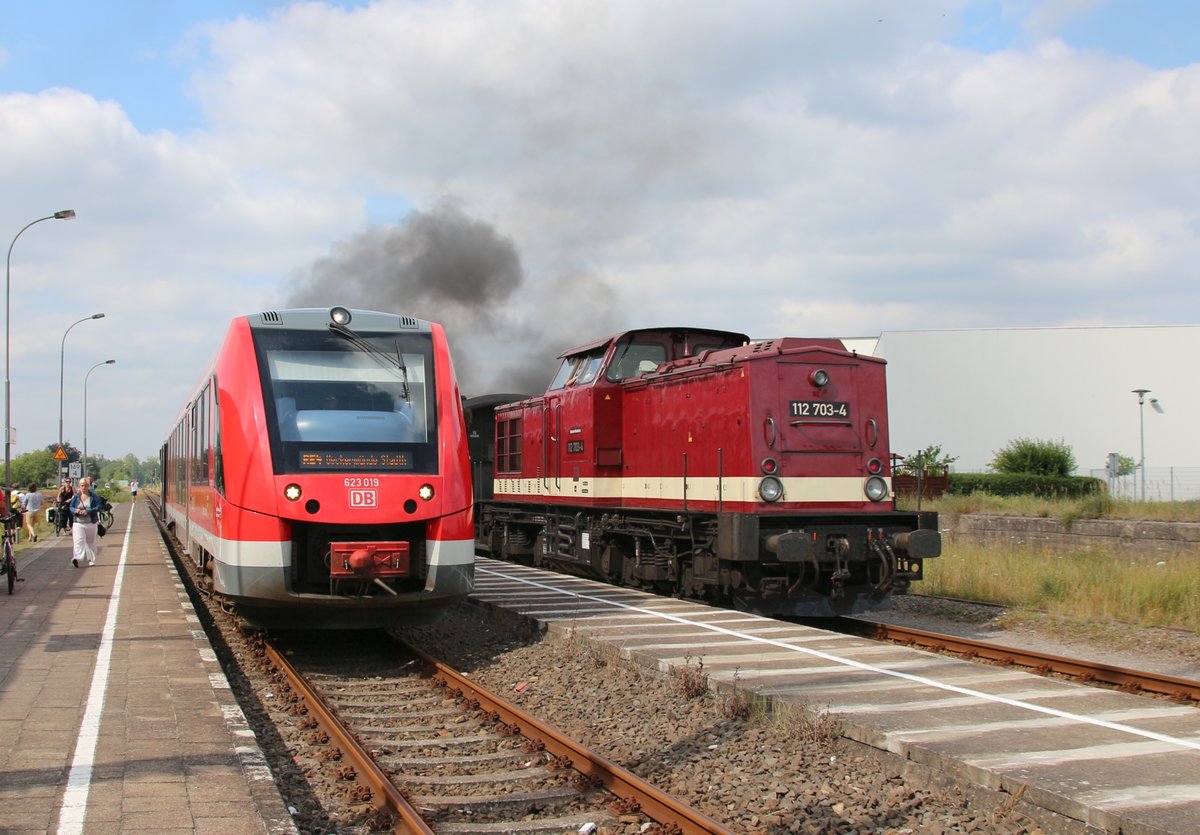 24.7.16 Torgelow. 623 019 nach Ückermünde kreuzt mit Schlusslok 112 703 des Press-Sonderzuges nach Pasewalk (91 134 vorn)