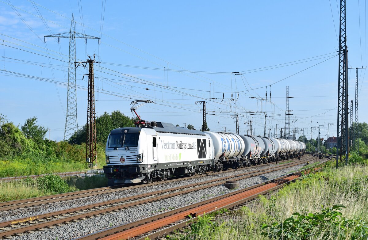 248 001 fährt mit einem Kesselwagenzug in Großkorbetha aus gen Weißenfels.

Großkorbetha 13.08.2021
