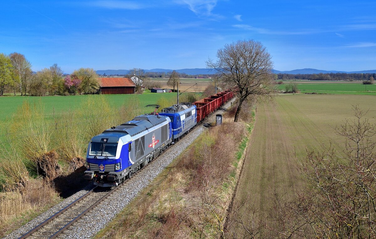 248 002 + 151 079 mit einem Güterzug am 12.04.2022 bei Landau an der Isar.