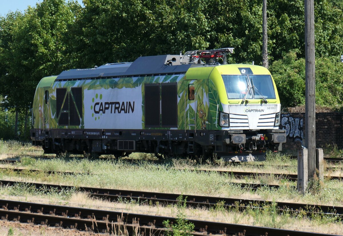 248 008 von Captrain auf der Hafenbahn Dresden, fotografiert am 19.07.2022 vom Elberadweg aus 