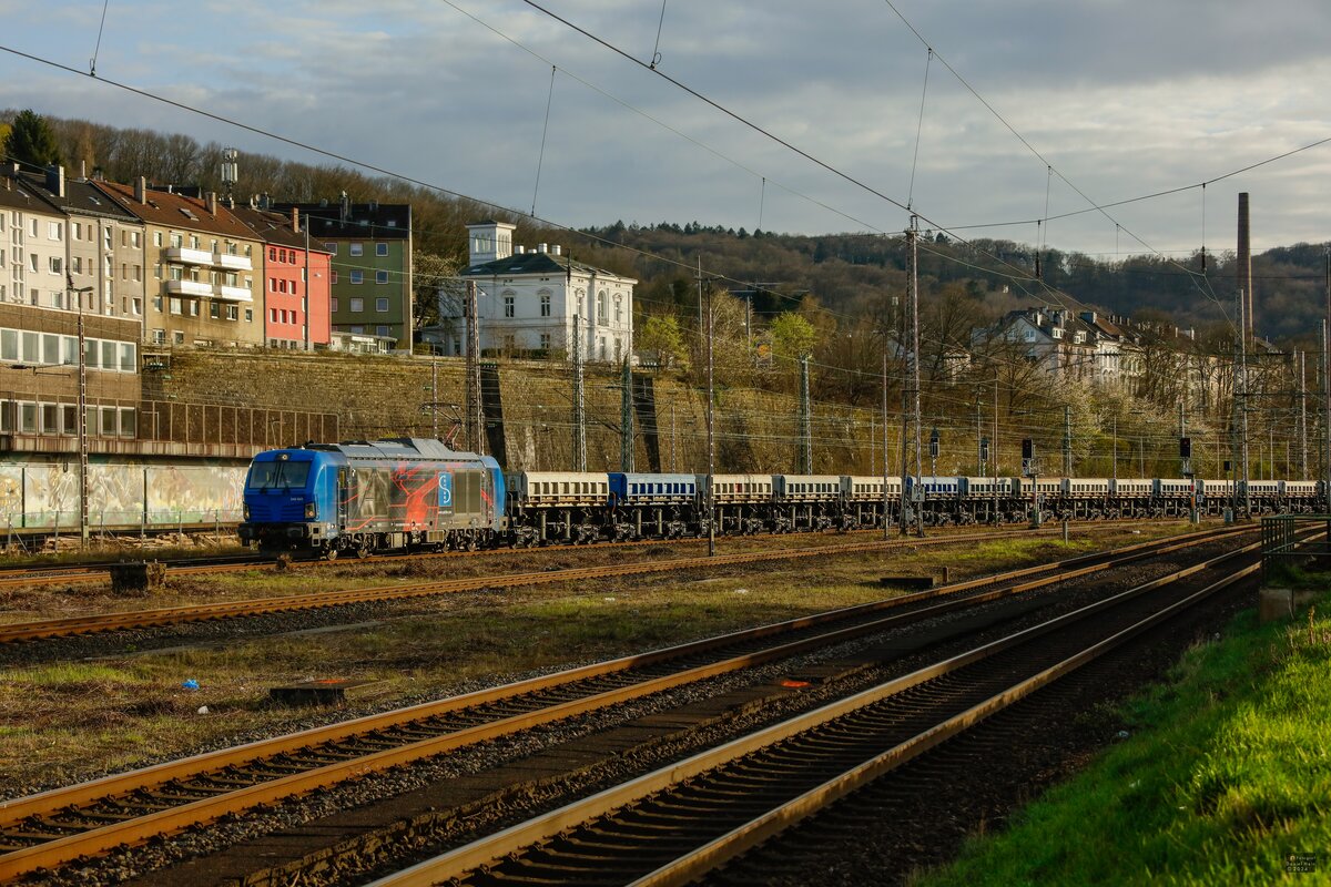 248 028 Spitzke Dual Vectron mit Schotterzug in Wuppertal, März 2024.