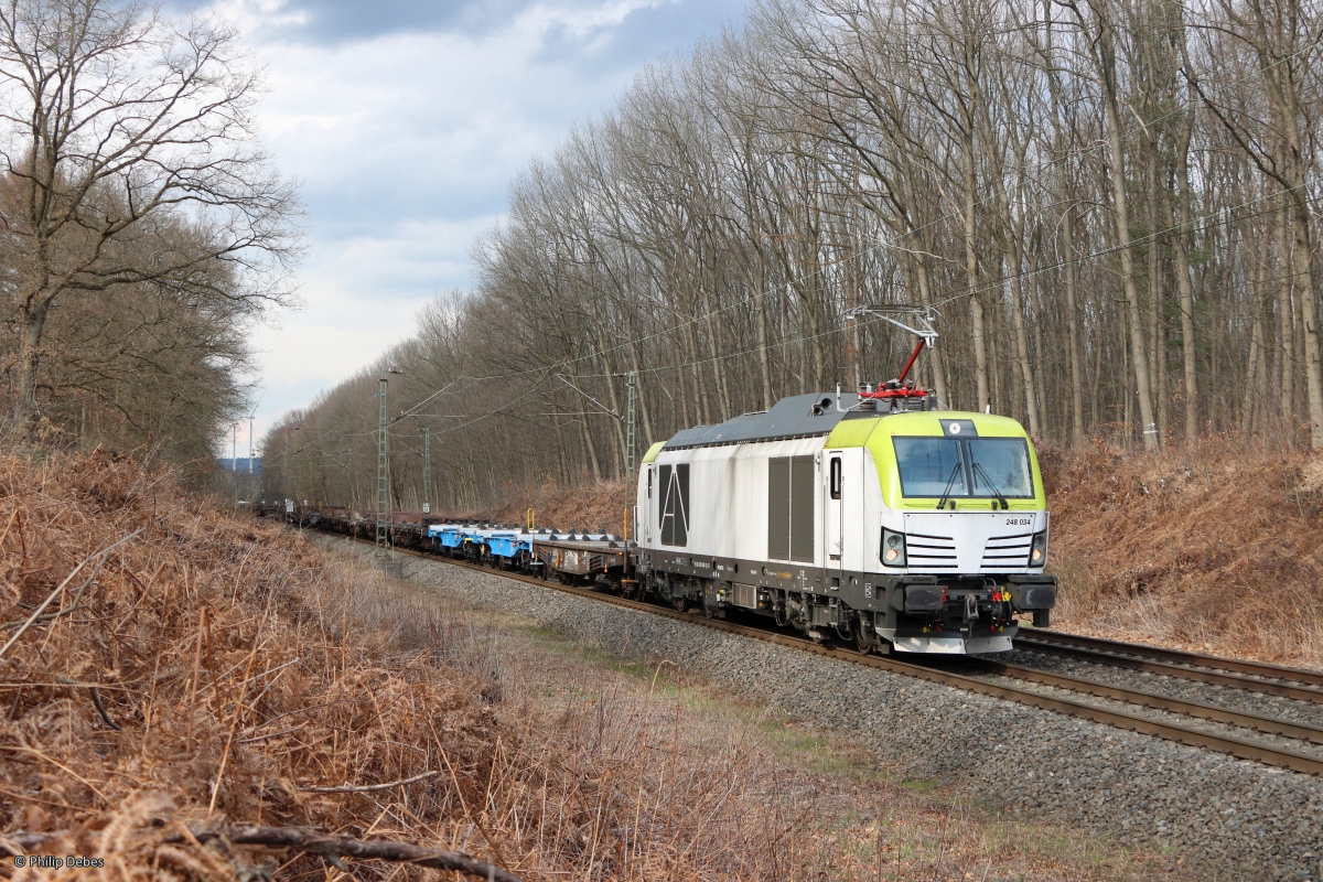 248 034-1 (Dortmunder Eisenbahn) mit einem Güterzug in Marl-Sinsen, 18. März 2023